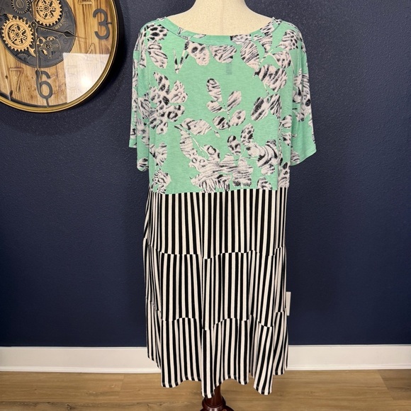 Glitzy Girlz Boutique Mint Print Black & White Striped V-Neck Tiered Dress 4X - Picture 4 of 6